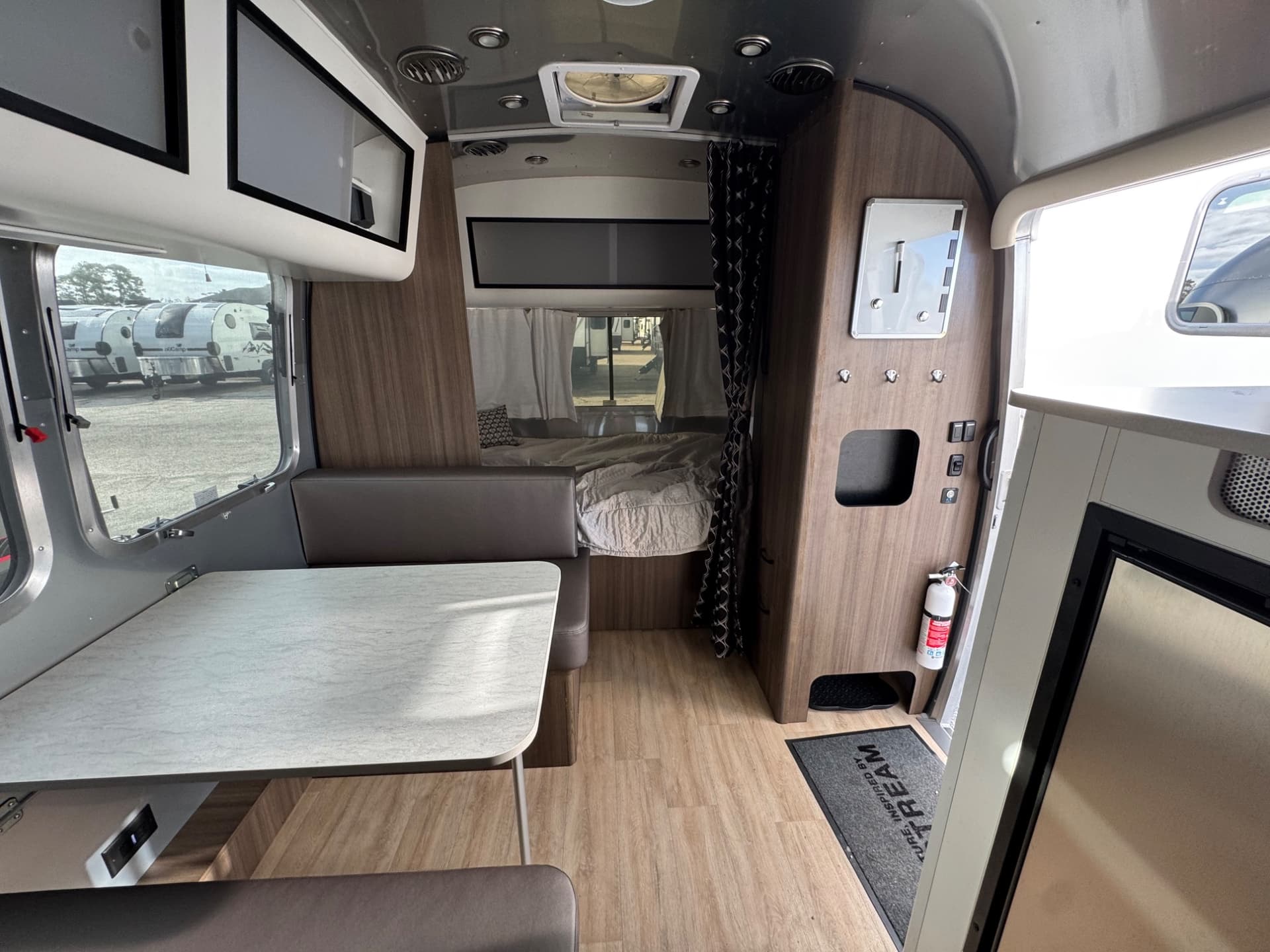 2024 Airstream 2024 Airstream Caravel - thumbnail 9