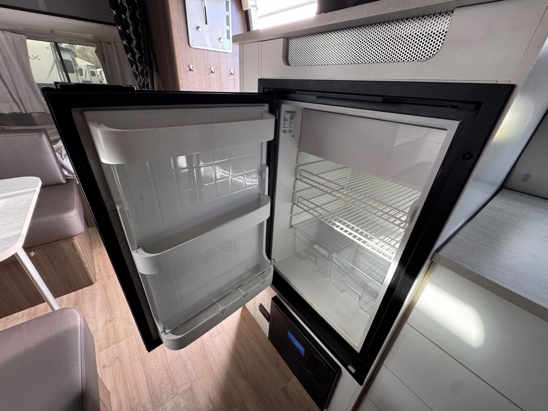 2024 Airstream 2024 Airstream Caravel - thumbnail 16