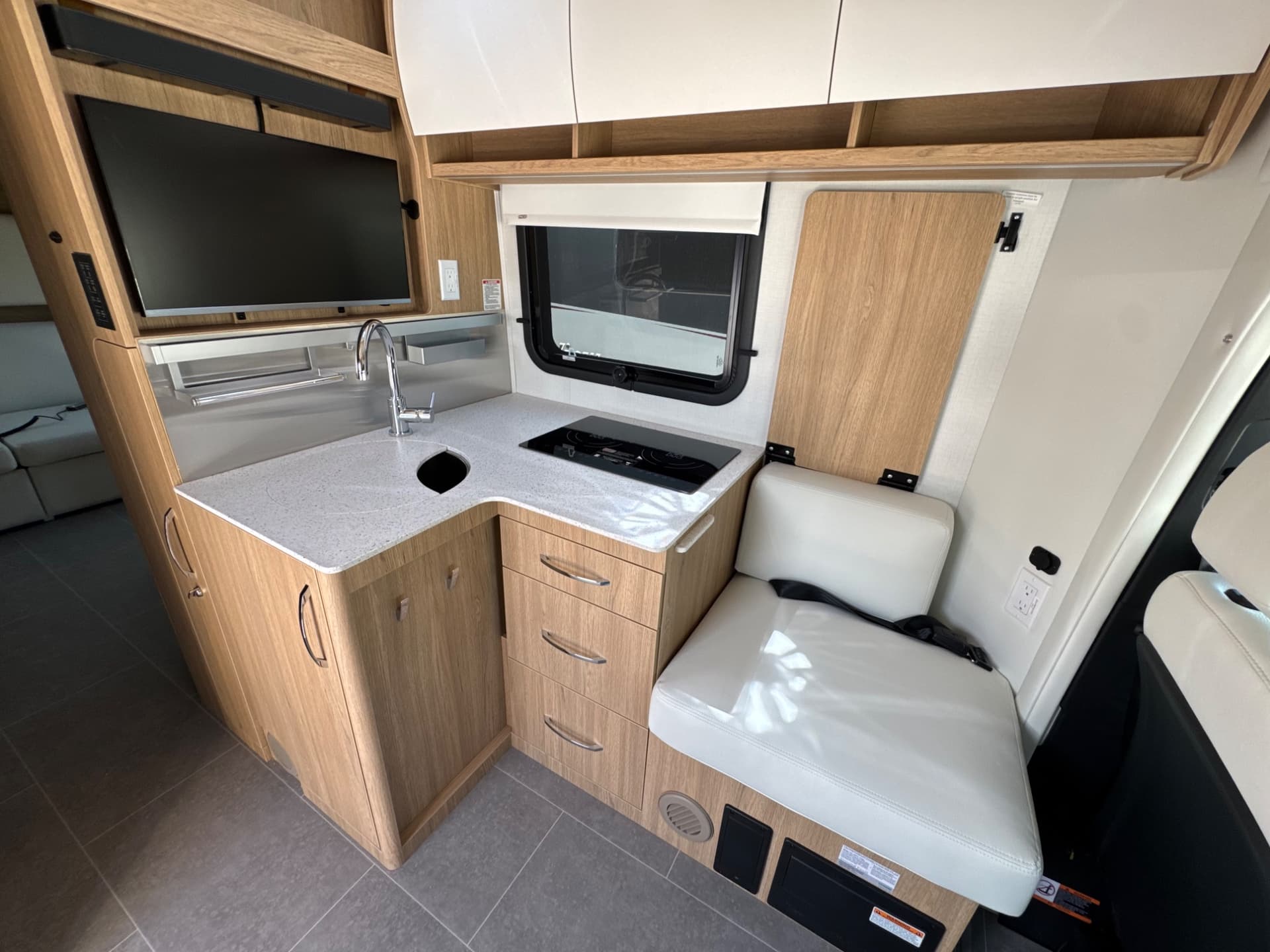 2026 Leisure Travel Vans 2026 Leisure Travel Vans Unity - thumbnail 7