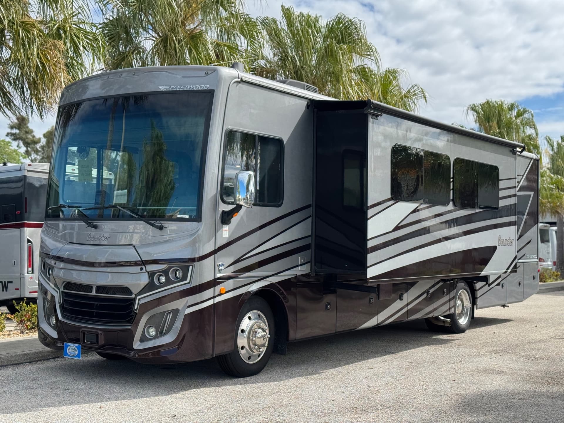 2024 Fleetwood RV 2024 Fleetwood RV Bounder - thumbnail 3