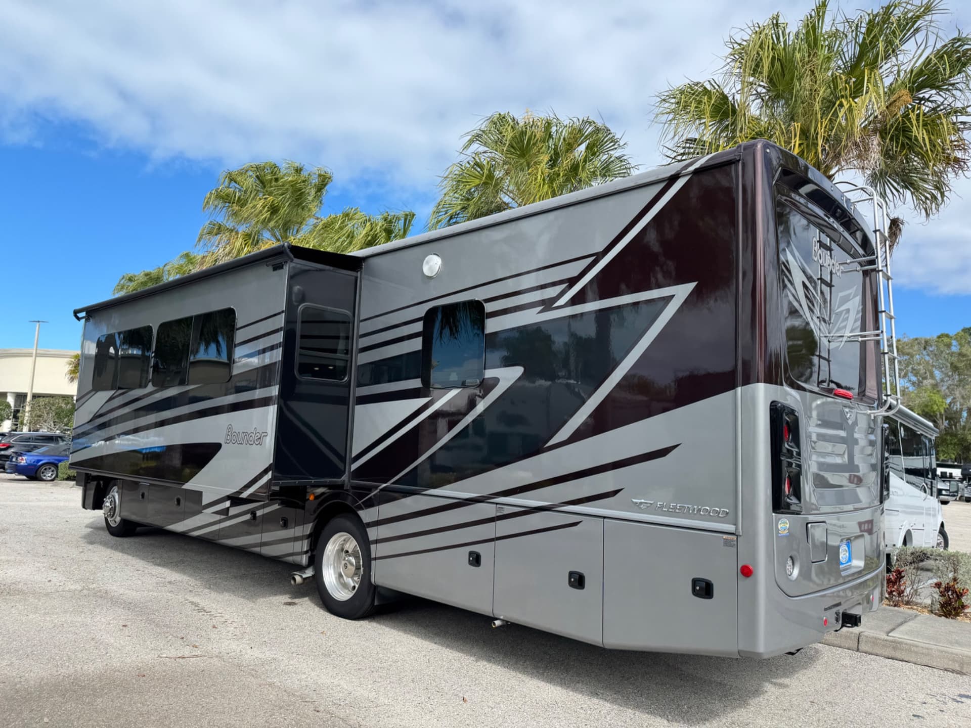 2024 Fleetwood RV 2024 Fleetwood RV Bounder - thumbnail 4