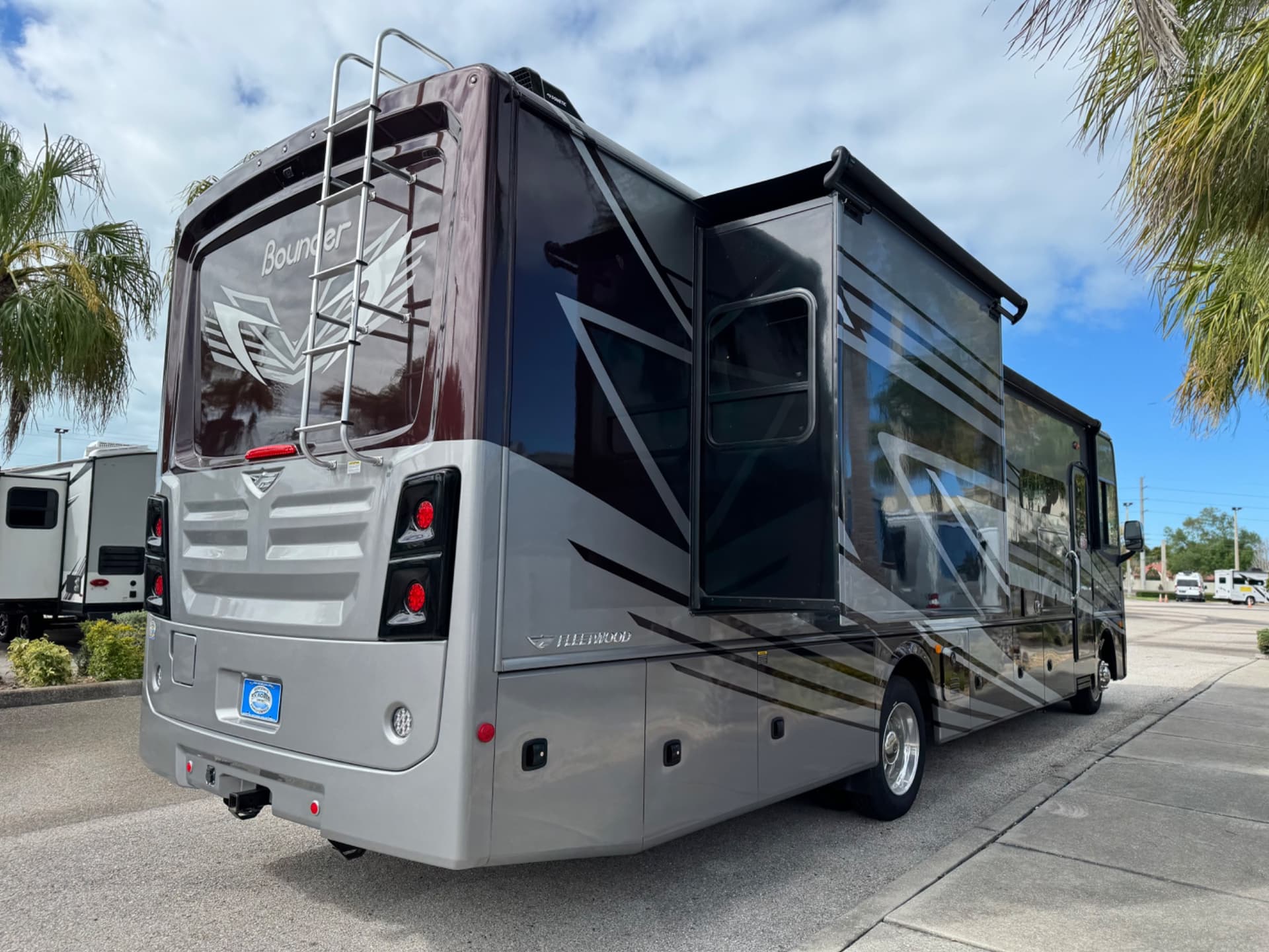 2024 Fleetwood RV 2024 Fleetwood RV Bounder - thumbnail 5