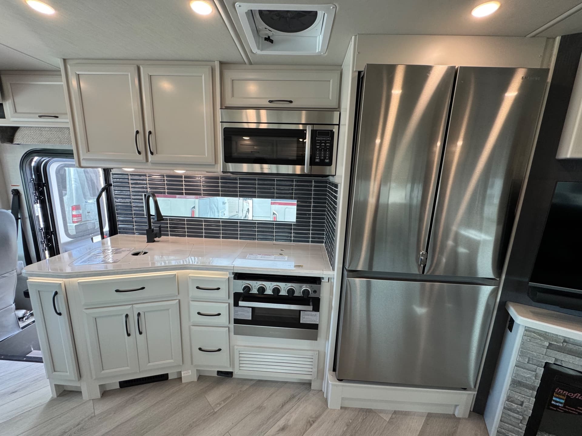 2024 Fleetwood RV 2024 Fleetwood RV Bounder - thumbnail 9