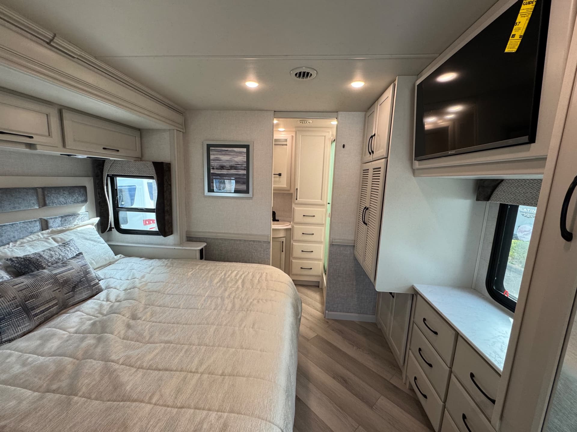 2024 Fleetwood RV 2024 Fleetwood RV Bounder - thumbnail 17