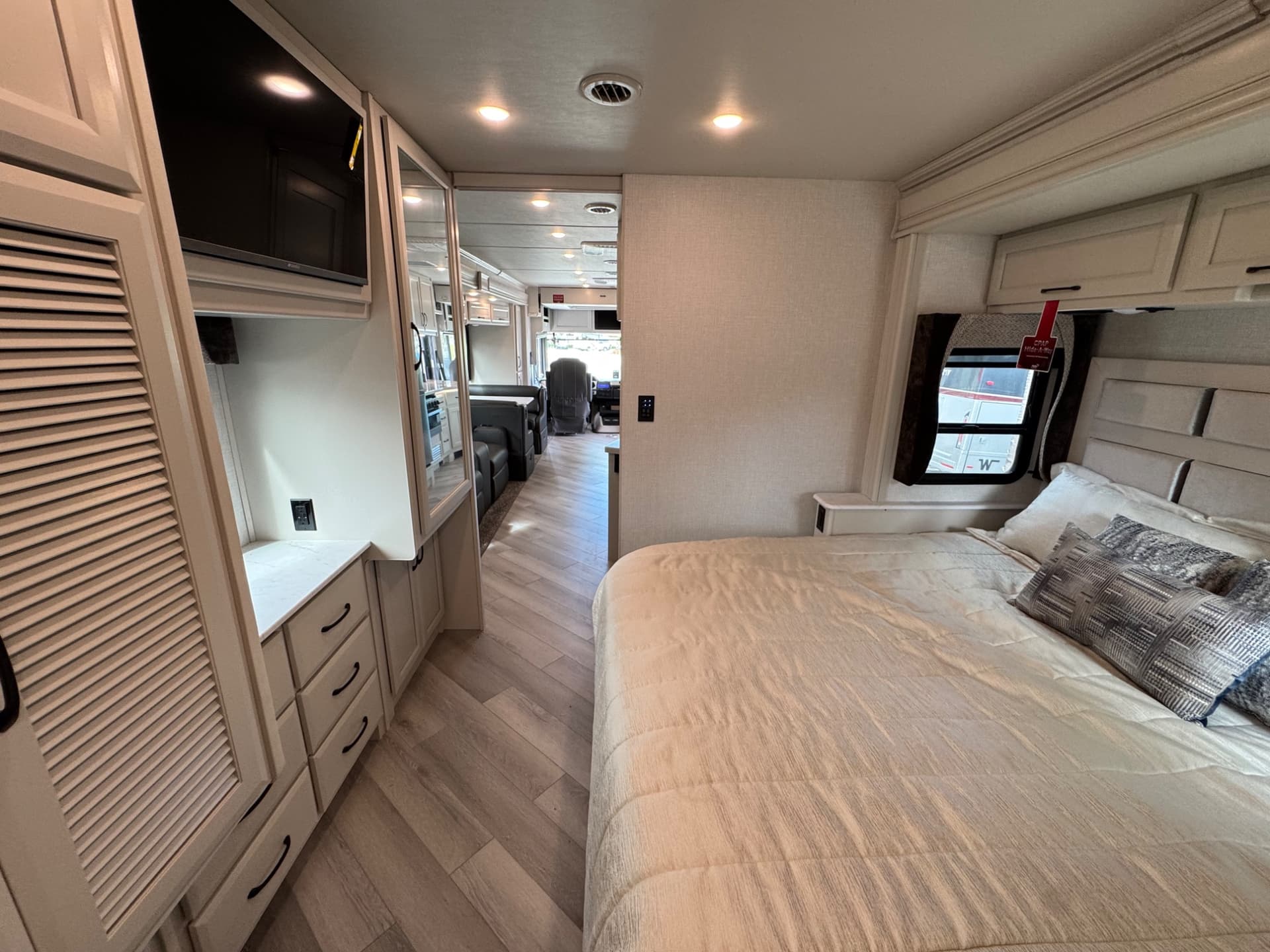 2024 Fleetwood RV 2024 Fleetwood RV Bounder - thumbnail 18