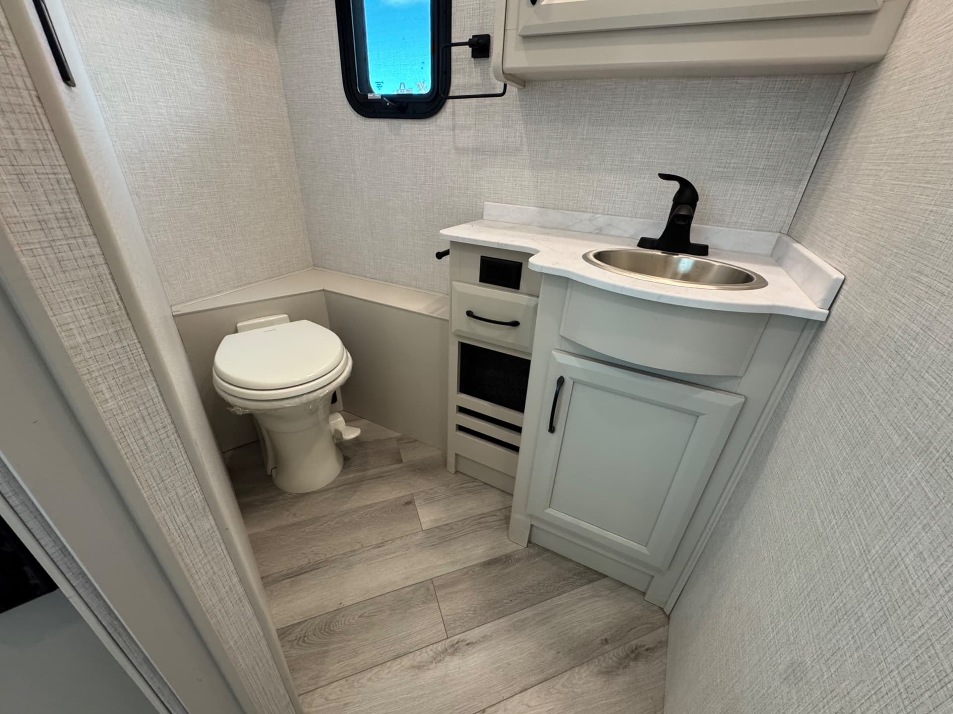 2024 Fleetwood RV 2024 Fleetwood RV Bounder - thumbnail 24