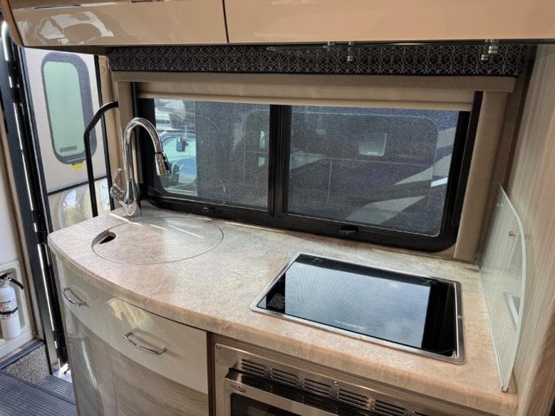 2020 Thor Motor Coach 2020 Thor Motor Coach Tiburon - thumbnail 12