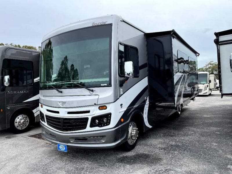 2023 Fleetwood RV 2023 Fleetwood RV Bounder - thumbnail 4