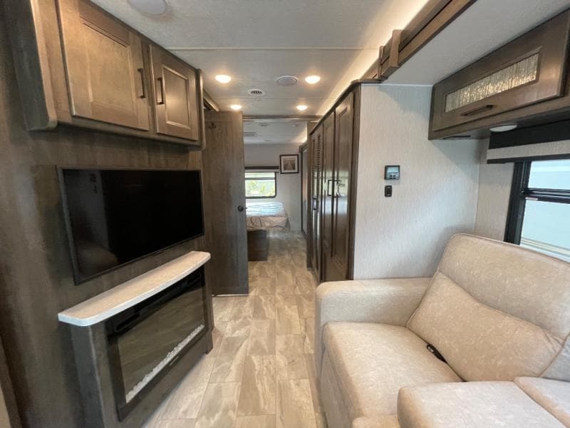 2023 Coachmen 2023 Coachmen Mirada - thumbnail 9