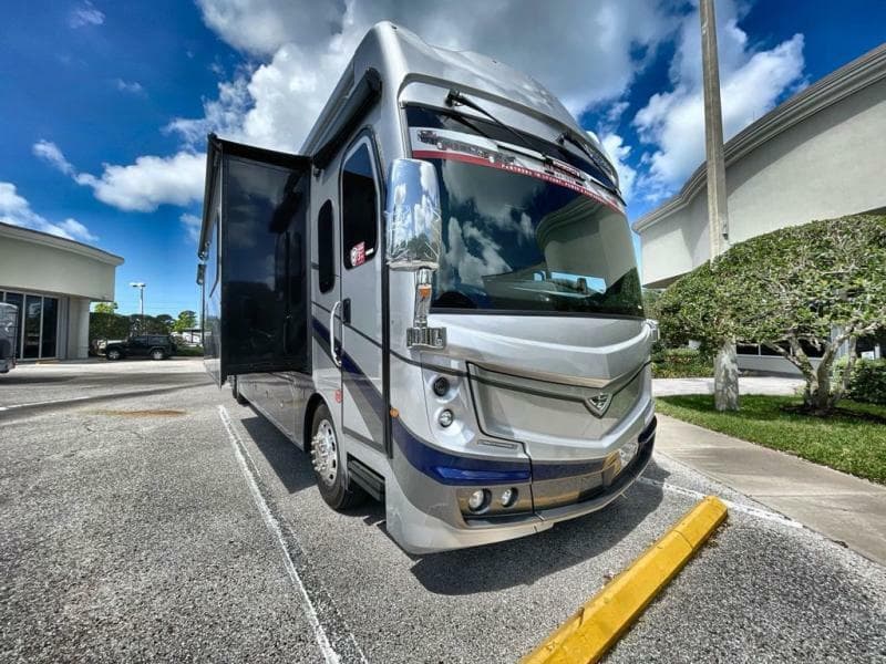 2024 Fleetwood RV Discovery LXE 44S