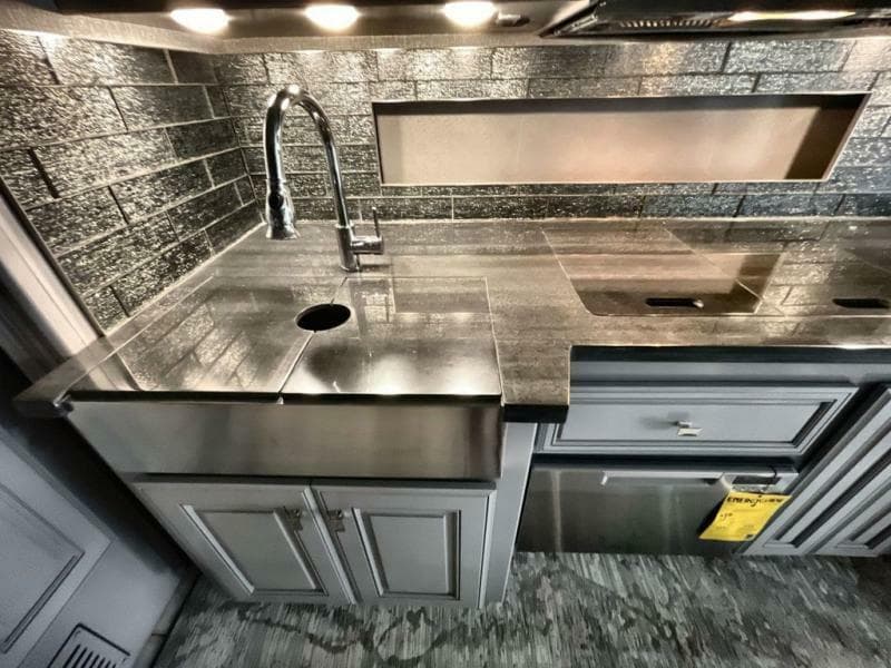 2024 Fleetwood RV 2024 Fleetwood RV Discovery LXE - thumbnail 22