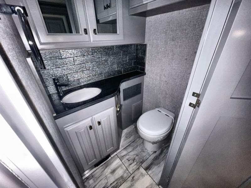 2024 Fleetwood RV 2024 Fleetwood RV Discovery LXE - thumbnail 24