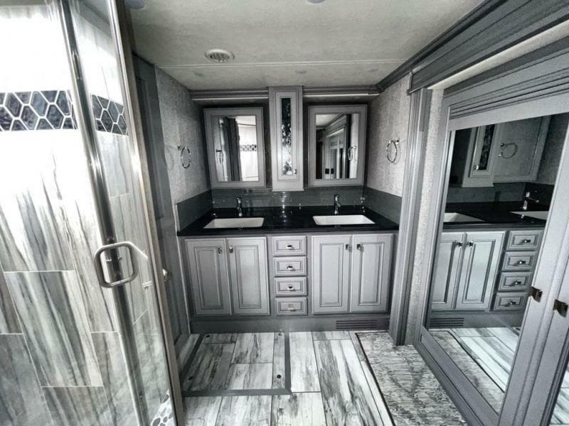 2024 Fleetwood RV 2024 Fleetwood RV Discovery LXE - thumbnail 28