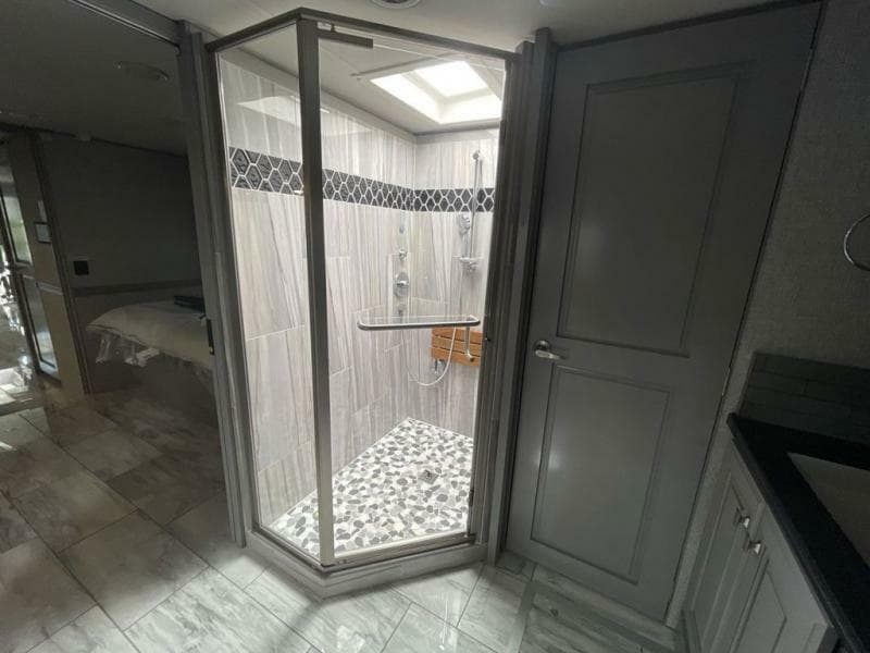 2024 Fleetwood RV 2024 Fleetwood RV Discovery LXE - thumbnail 30