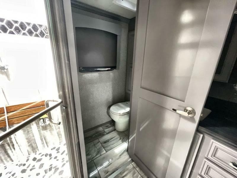 2024 Fleetwood RV 2024 Fleetwood RV Discovery LXE - thumbnail 31