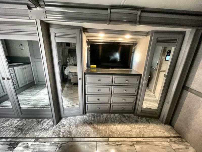 2024 Fleetwood RV 2024 Fleetwood RV Discovery LXE - thumbnail 33