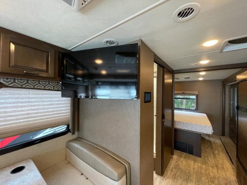 2019 Thor Motor Coach 2019 Thor Motor Coach Hurricane - thumbnail 17