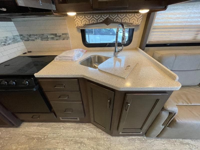 2019 Thor Motor Coach 2019 Thor Motor Coach Hurricane - thumbnail 20