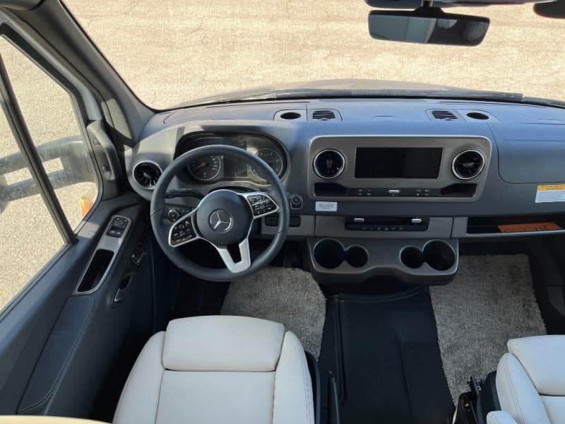 2025 Winnebago 2025 Winnebago Navion - thumbnail 15