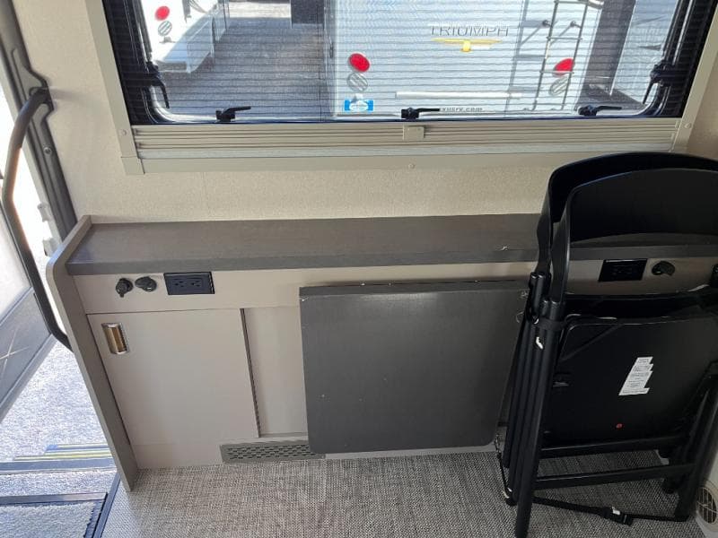 2025 Winnebago 2025 Winnebago Navion - thumbnail 18