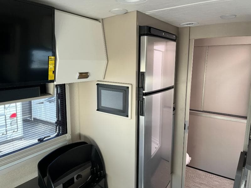 2025 Winnebago 2025 Winnebago Navion - thumbnail 20