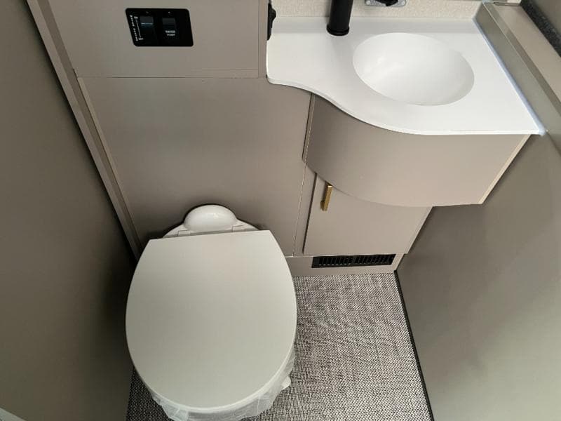 2025 Winnebago 2025 Winnebago Navion - thumbnail 26