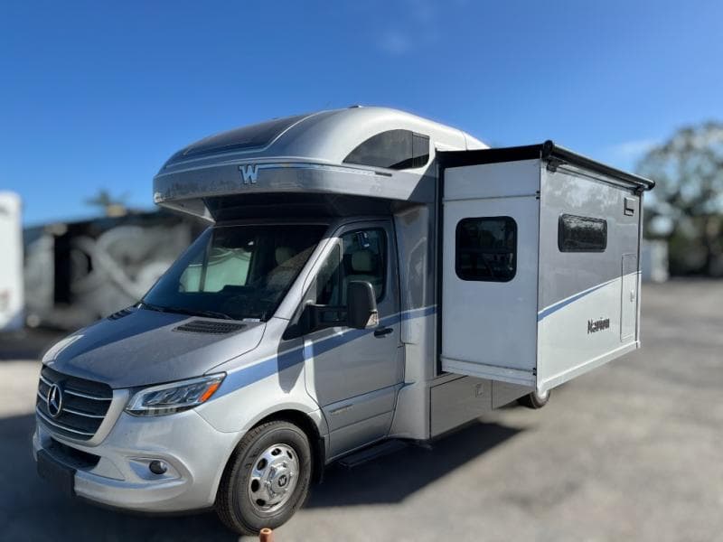 2025 Winnebago 2025 Winnebago Navion - thumbnail 4