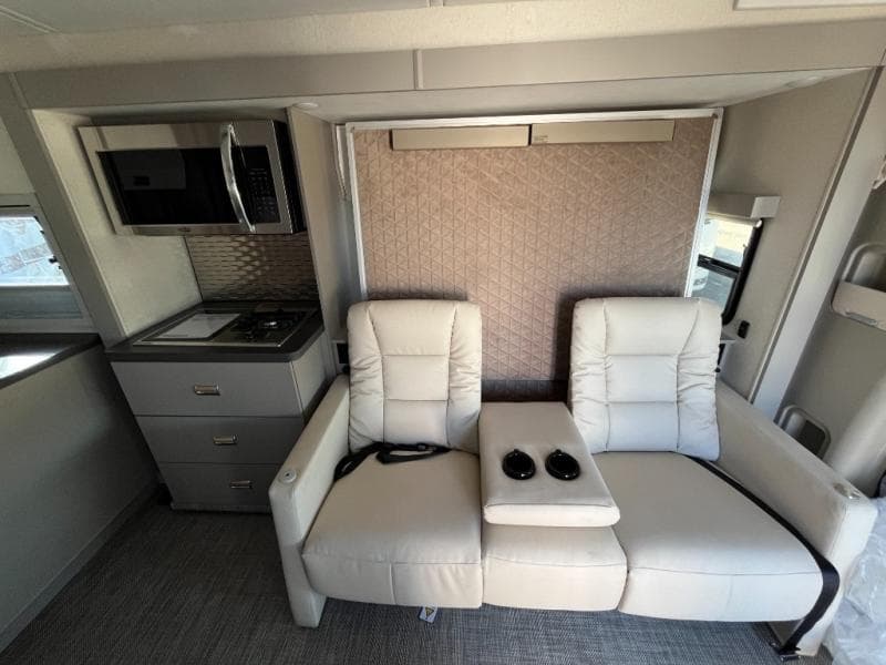 2025 Winnebago 2025 Winnebago Navion - thumbnail 32