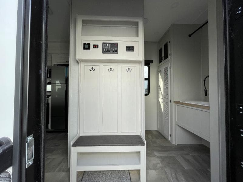 2025 Coachmen 2025 Coachmen Brookstone - thumbnail 9