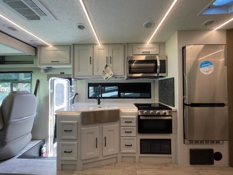 2025 Coachmen 2025 Coachmen Mirada - thumbnail 12