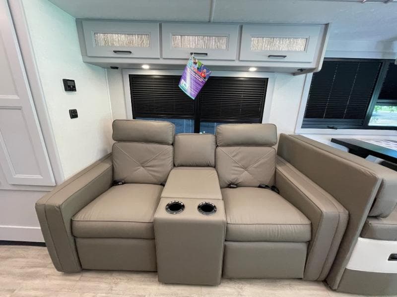 2025 Coachmen 2025 Coachmen Mirada - thumbnail 10