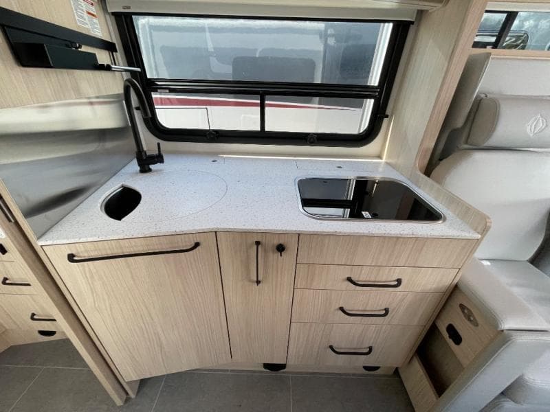 2025 Leisure Travel Vans 2025 Leisure Travel Vans Unity - thumbnail 12