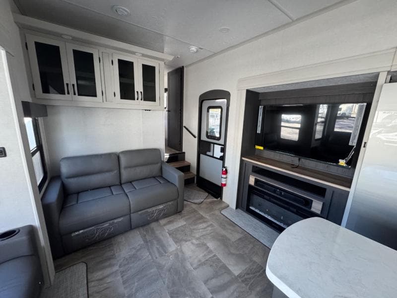 2026 Coachmen 2026 Coachmen Chaparral - thumbnail 17