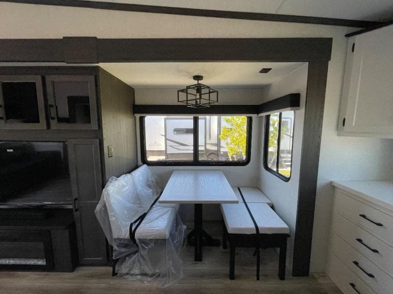 2026 Venture RV 2026 Venture RV SportTrek 5 Touring Edition - thumbnail 14