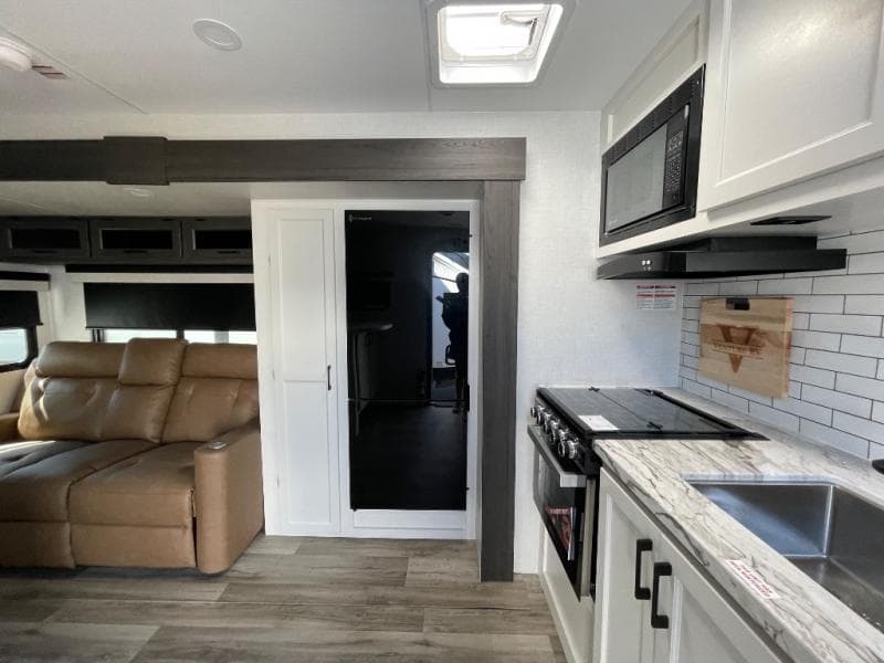 2026 Venture RV 2026 Venture RV SportTrek - thumbnail 11