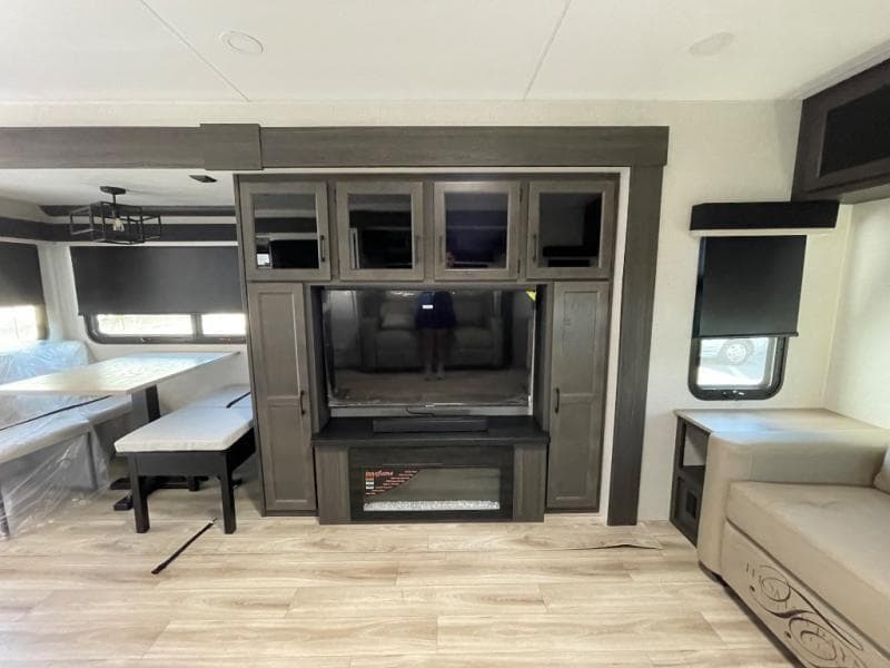 2026 Venture RV 2026 Venture RV SportTrek 5 Touring Edition - thumbnail 9