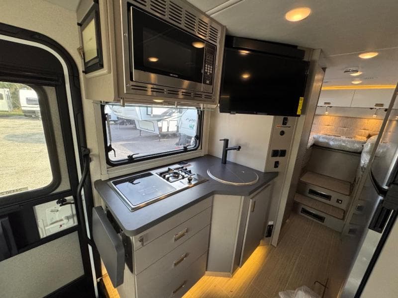 2026 Winnebago 2026 Winnebago Navion - thumbnail 9