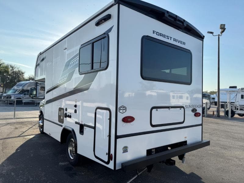 2026 Forest River 2026 Forest River Sunseeker - thumbnail 4