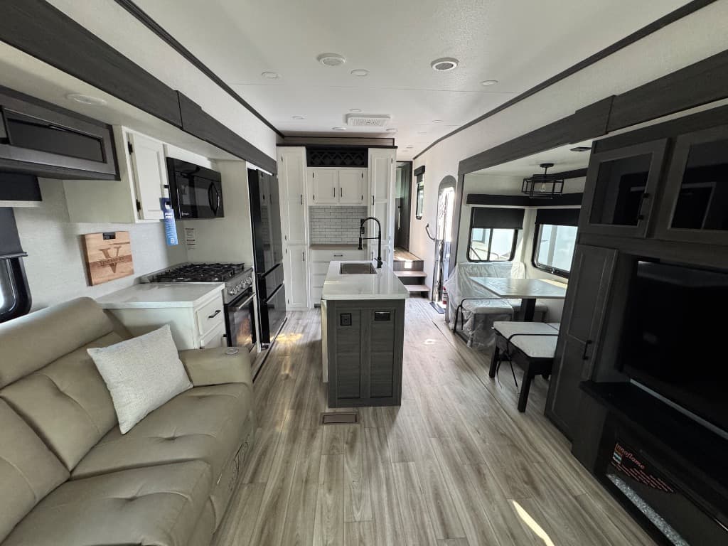 2026 Venture RV 2026 Venture RV SportTrek 5 Touring Edition - thumbnail 6