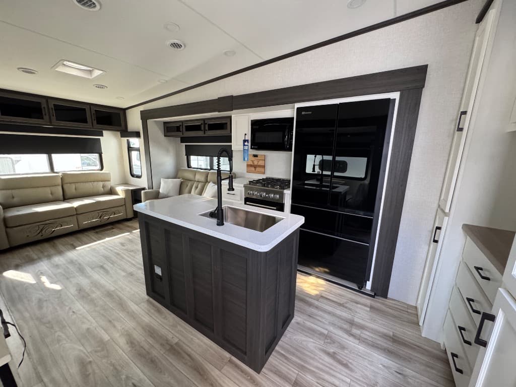 2026 Venture RV 2026 Venture RV SportTrek 5 Touring Edition - thumbnail 7