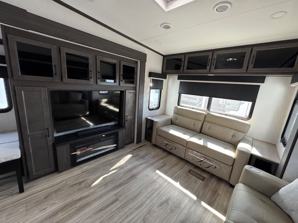 2026 Venture RV 2026 Venture RV SportTrek 5 Touring Edition - thumbnail 10