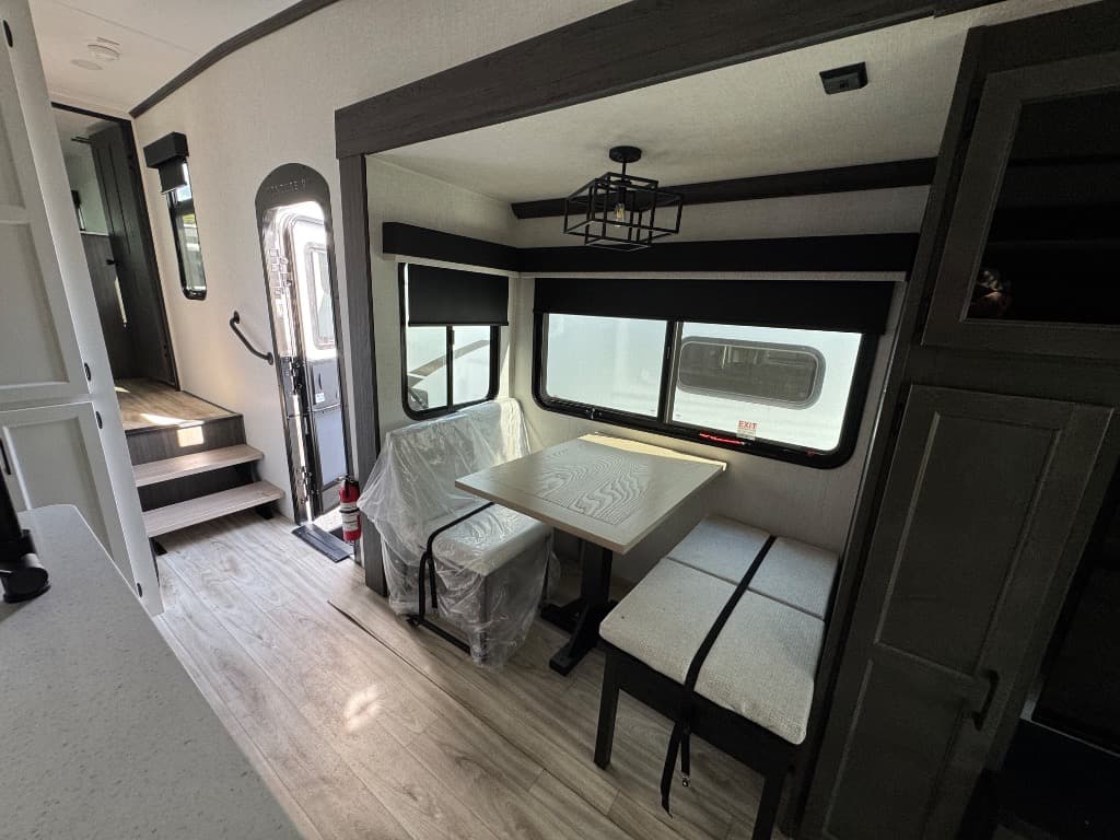 2026 Venture RV 2026 Venture RV SportTrek 5 Touring Edition - thumbnail 11