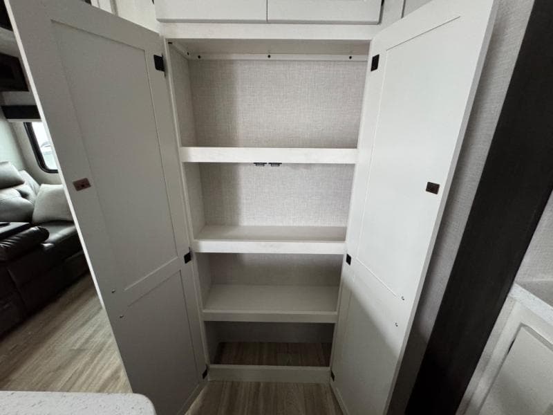 2026 Venture RV 2026 Venture RV SportTrek 5 Touring Edition - thumbnail 16