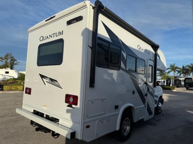 2026 Thor Motor Coach 2026 Thor Motor Coach Quantum - thumbnail 4