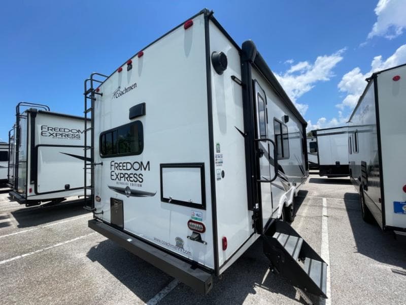 2023 Coachmen 2023 Coachmen Freedom Express - thumbnail 7