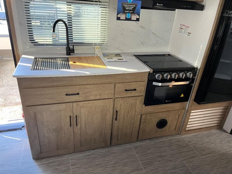 2024 Coachmen 2024 Coachmen Freedom Express - thumbnail 12