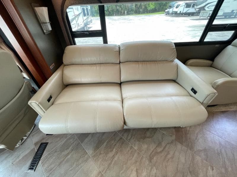 2017 Winnebago 2017 Winnebago Adventurer - thumbnail 16