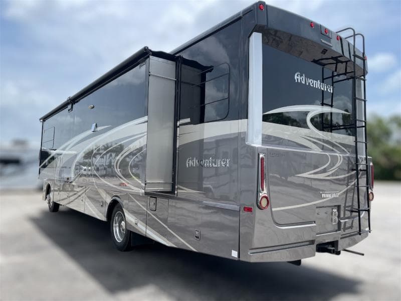 2017 Winnebago 2017 Winnebago Adventurer - thumbnail 4