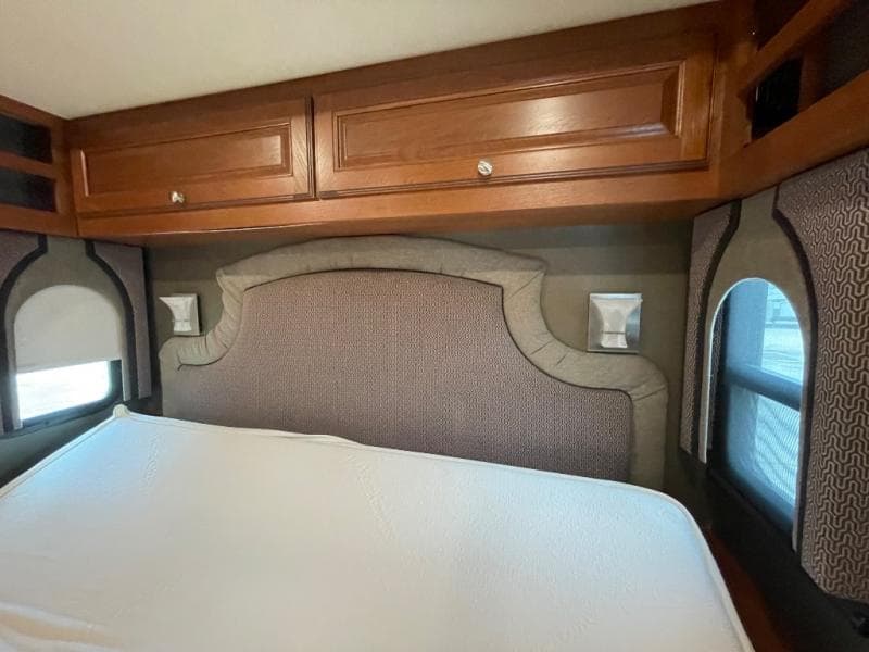 2017 Winnebago 2017 Winnebago Adventurer - thumbnail 42