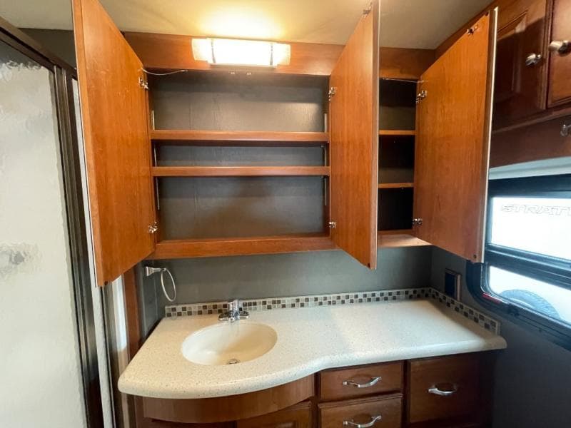 2017 Winnebago 2017 Winnebago Adventurer - thumbnail 46